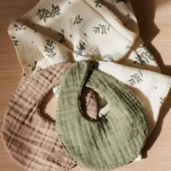 Dear April Koa Lätzchen Forest Green/Little Mouse 2er-Set