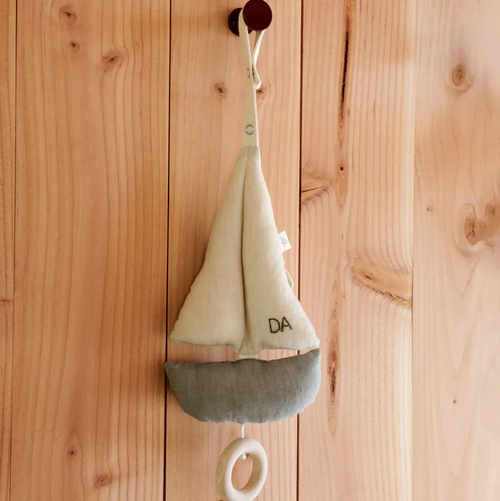 Dear April Pondus Spieluhr Sailboat Blue/Off-white