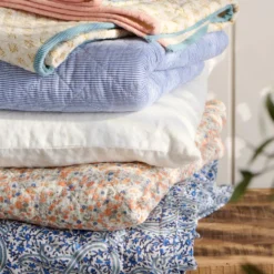 IB LAURSEN Tagesdecke Quilt mit orangen und blauen Blumen