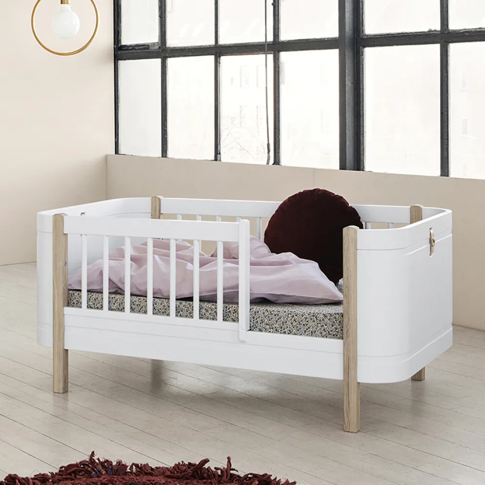 Oliver Furniture Baby- und Kinderbett Wood Mini+ Weiß/Eiche inkl. Umbauset Juniorbett