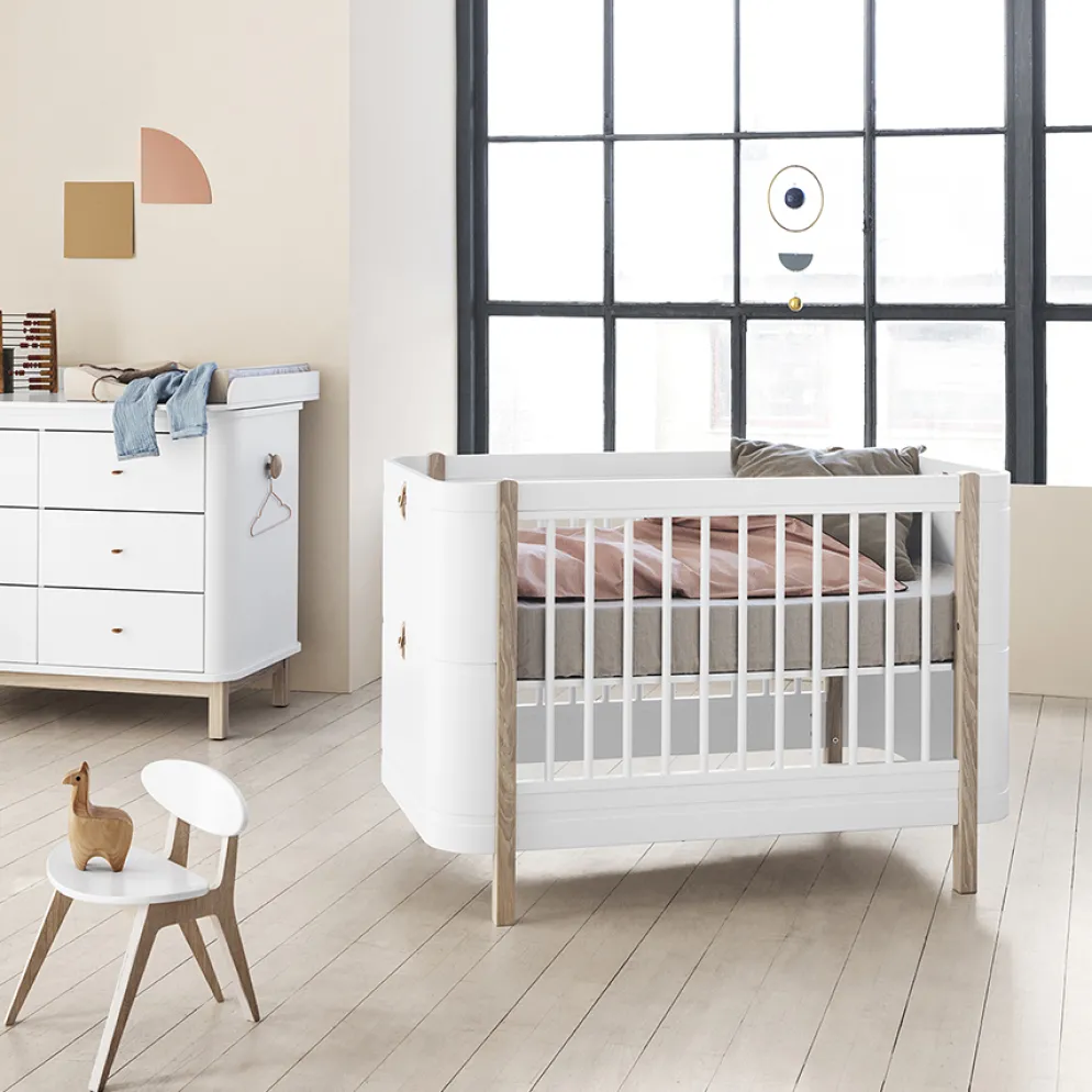 Oliver Furniture Baby- und Kinderbett Wood Mini+ Weiß/Eiche inkl. Umbauset Juniorbett
