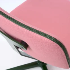 raawii Lounge chair Dark green / Stoffbezug pink