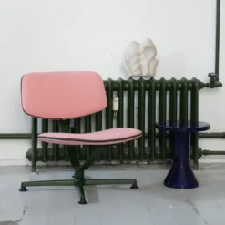 raawii Lounge chair Dark green / Stoffbezug pink