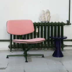 raawii Lounge chair Dark green / Stoffbezug pink