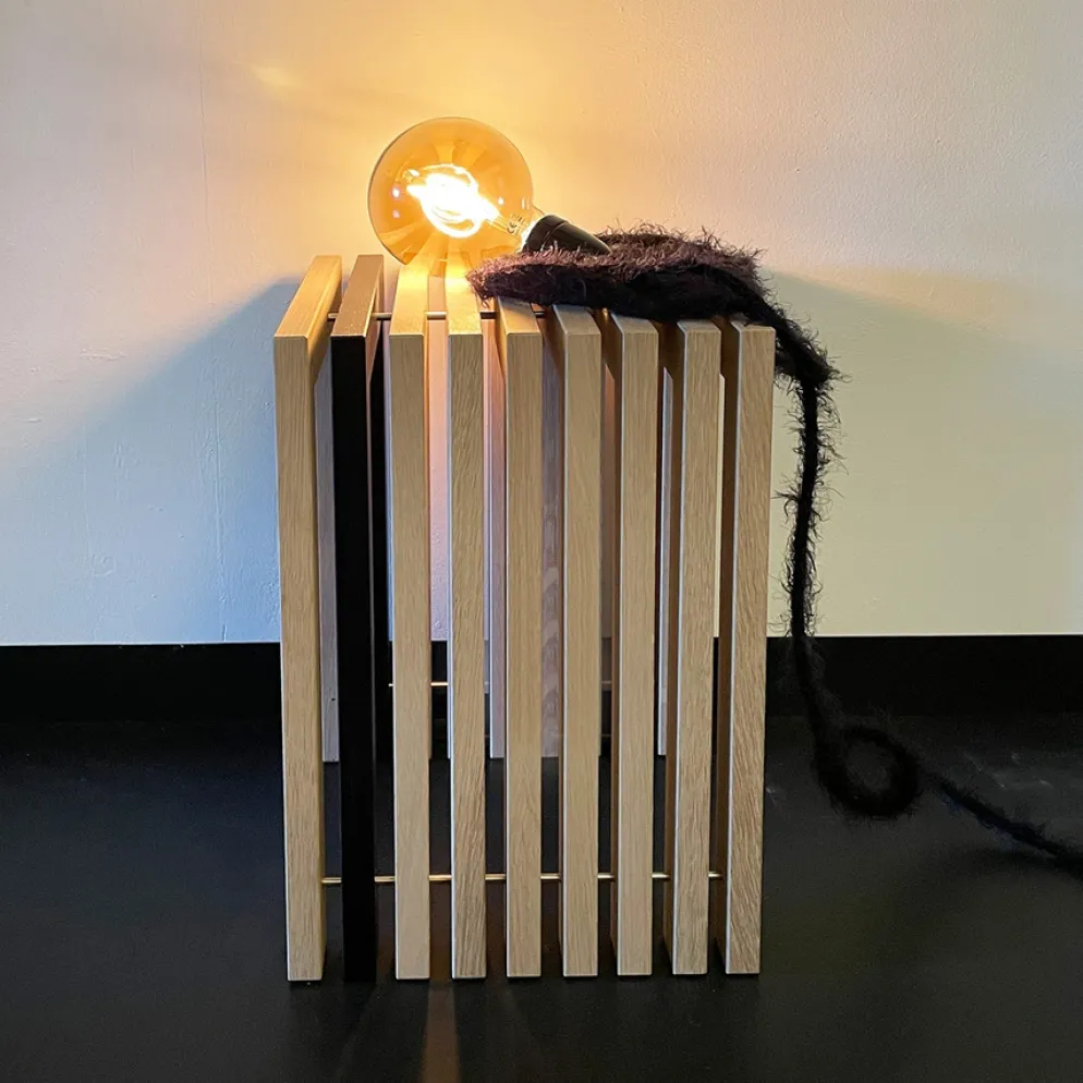 Raumgestalt Hocker Eichenlamellen Natur + 1 Lamelle schwarz