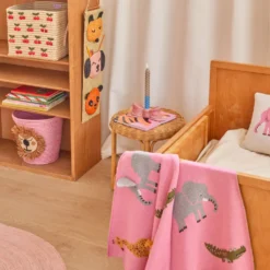 Rice Gestrickte Babydecke Pink mit 3D Details