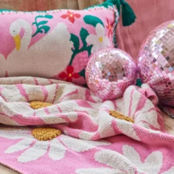 Rice Gestrickte Decke Pink bestickt & mit Tassels